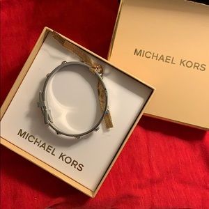 Bangle bracelet